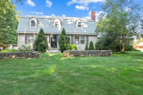 2 Centerwood Dr, Cromwell, CT 06416