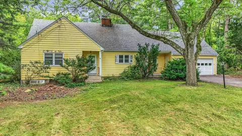 70 Laurel Ln, Simsbury, CT 06070
