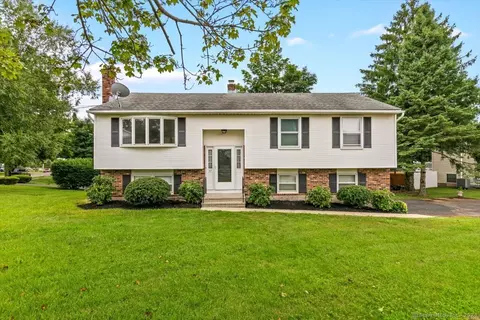 17 Costanzo Ct, Hamden, CT 06518