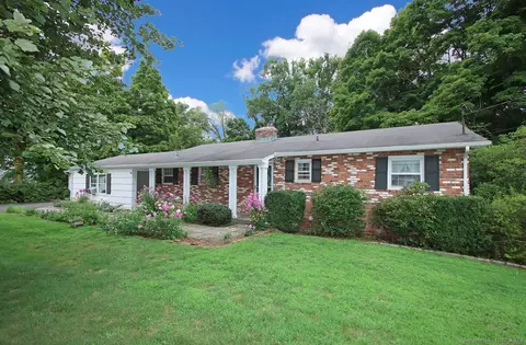 8 Winslow Rd, Newtown, CT 06470
