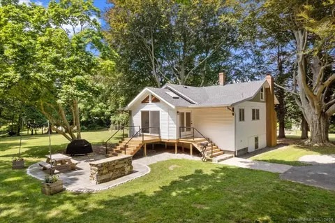 82 Niles Hill Rd, New London, CT 06320
