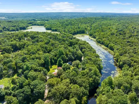 132 Paradise Dr, Brooklyn, CT 06234