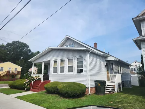 31 Pleasant St, New London, CT 06320