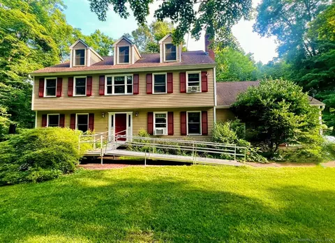 28 N Georges Hill Rd, Southbury, CT 06488