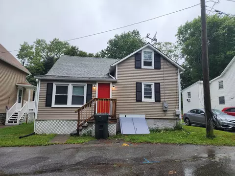 7 Magnolia Ct, New London, CT 06320