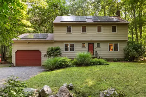 8 Briar Hill Dr, Old Lyme, CT 06371