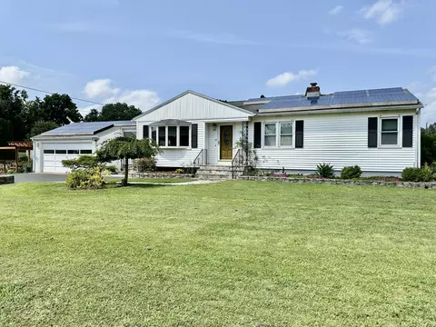 33 Village St, North Haven, CT 06473