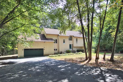 58 Farm Brook Ct, Hamden, CT 06514