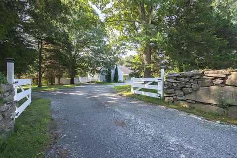 667 Pequot Trl, Stonington, CT 06378