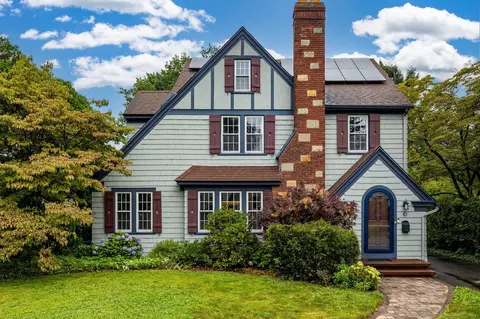 18 Middle Rd, Hamden, CT 06517