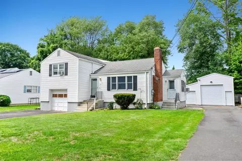 120 E Pershing St, Bloomfield, CT 06002