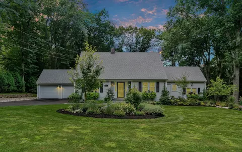 201 Minnechaug Dr, Glastonbury, CT 06033
