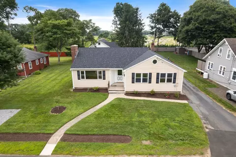 18 Maple Ave, Clinton, CT 06413