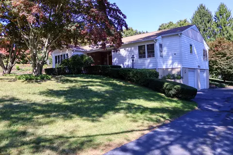 55 Richard Dr, Hamden, CT 06514