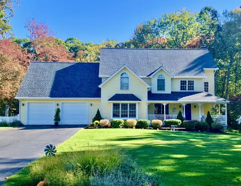 17 Whitewood Dr, Branford, CT 06405