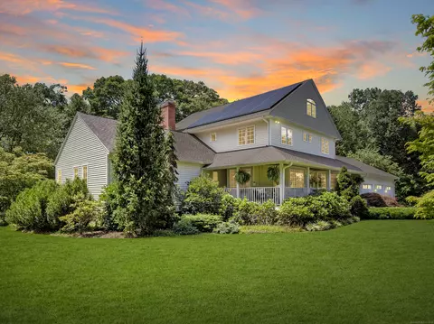 8 Roaring Brook Ln, Shelton, CT 06484