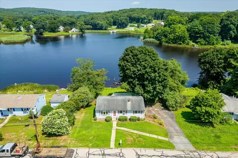 18 Arrowhead Dr, Ledyard, CT 06339