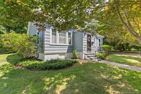 85 Greenlawn Ave, Stratford, CT 06614