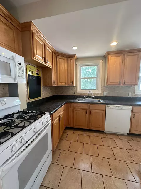 20 Meadow St, Ansonia, CT 06401