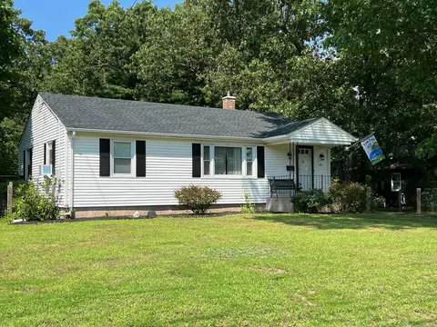 442 Elm St, Windsor Locks, CT 06096