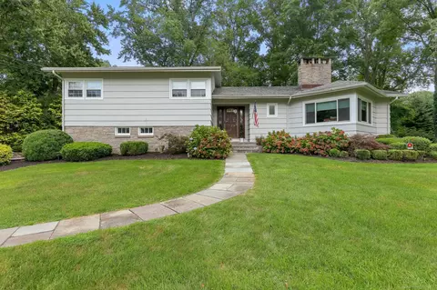 109 Meadowcrest Dr, Fairfield, CT 06825