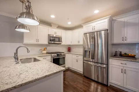 2 Bishop Rd #103, West Hartford, CT 06119