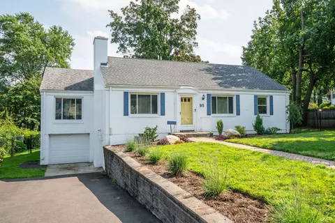 95 Ledgewood Rd, West Hartford, CT 06107
