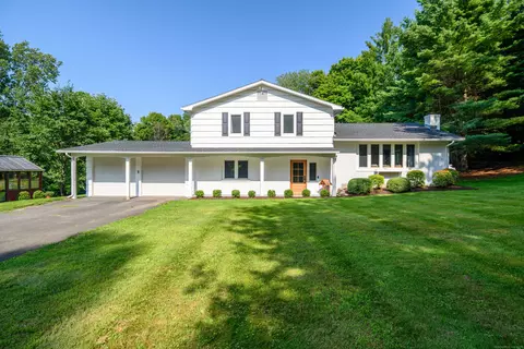 147 Boggs Hill Rd, Newtown, CT 06470
