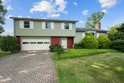 40 Riverside Dr, Branford, CT 06405