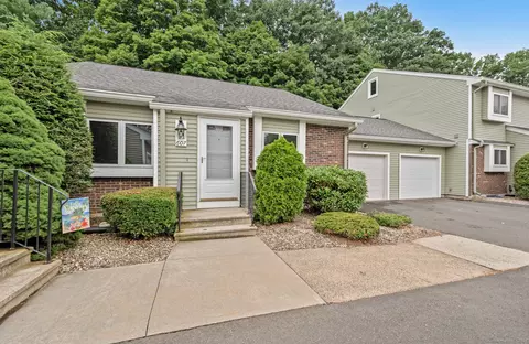 607 Sand Stone Dr #607, South Windsor, CT 06074