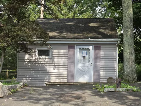 42 Pine Trl, Danbury, CT 06811