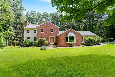 2 Sweetbriar Ln, Newtown, CT 06482