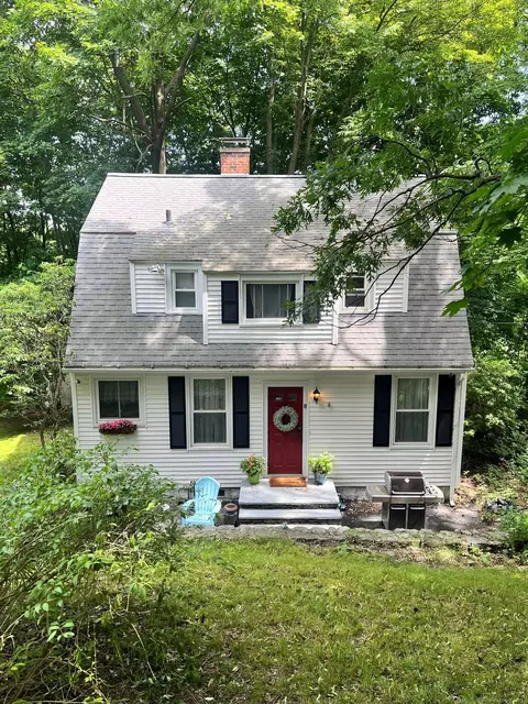 8 Maynard Ave, Waterbury, CT 06708