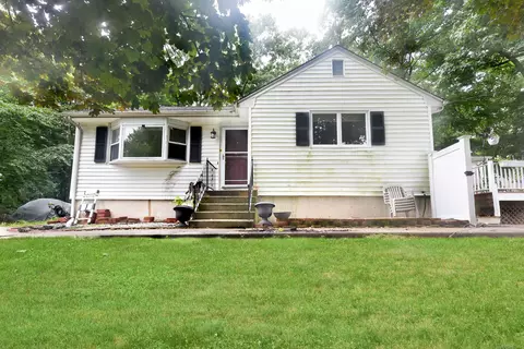 83 Plaskon Dr, Shelton, CT 06484