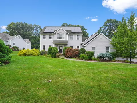 7 Roaring Brook Ln, Shelton, CT 06484