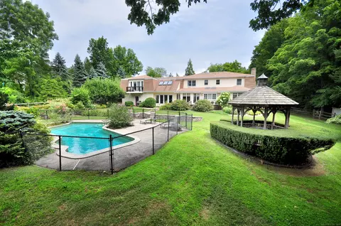 11 S Ridge Rd, Farmington, CT 06032