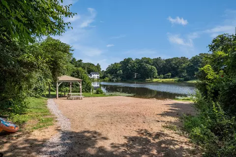 148 Meadow Hills Dr, Guilford, CT 06437