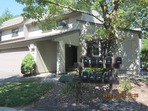 16 Applewood Ln #16, Avon, CT 06001
