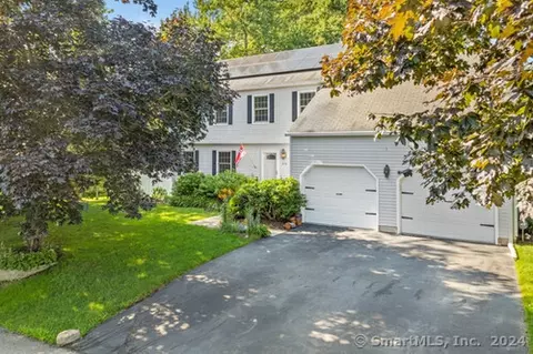 216 Old Evarts Ln, Mystic, CT 06355