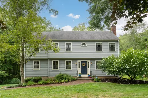 40 Oxbow Ln, Guilford, CT 06437