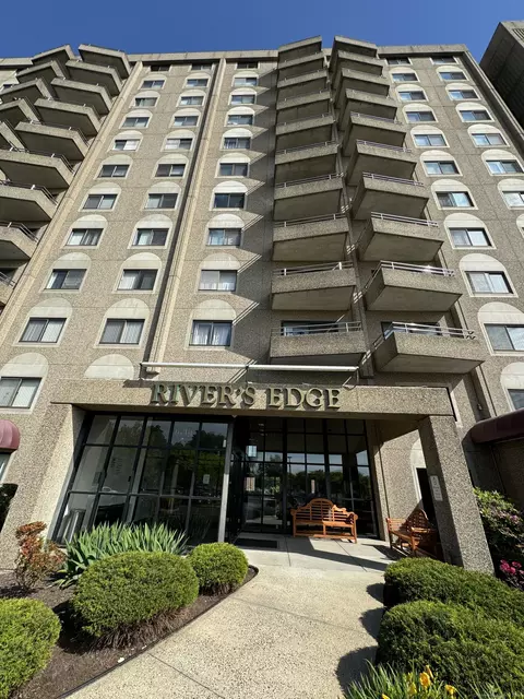 111 Dekoven Dr #901, Middletown, CT 06457