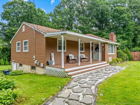 26 Sachem Ln, Montville, CT 06382