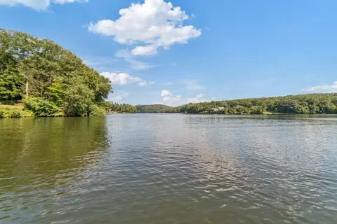 17 Hearthstone Dr #17, Brookfield, CT 06804
