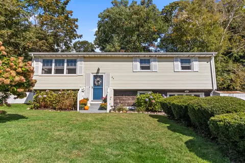 54 Glendale Rd, Montville, CT 06370