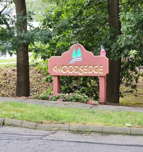 15 Woodsedge Dr #6A, Newington, CT 06111