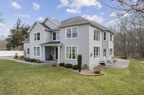 27 Cedar Grove Ln, Pawcatuck, CT 06379
