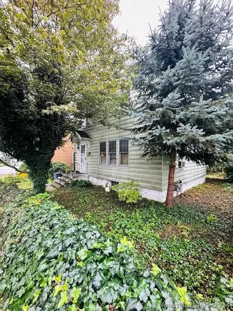 43 Vernon St, Stratford, CT 06615