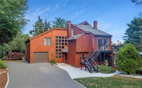 7 Hickory Ave, Clinton, CT 06413