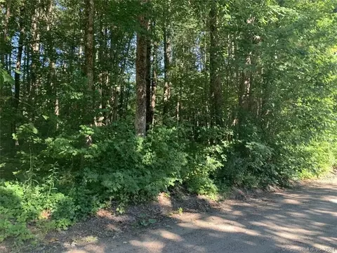 Playground Drive, Woodstock, CT 06281