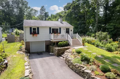 9 Gardner Lake Hts, Salem, CT 06420